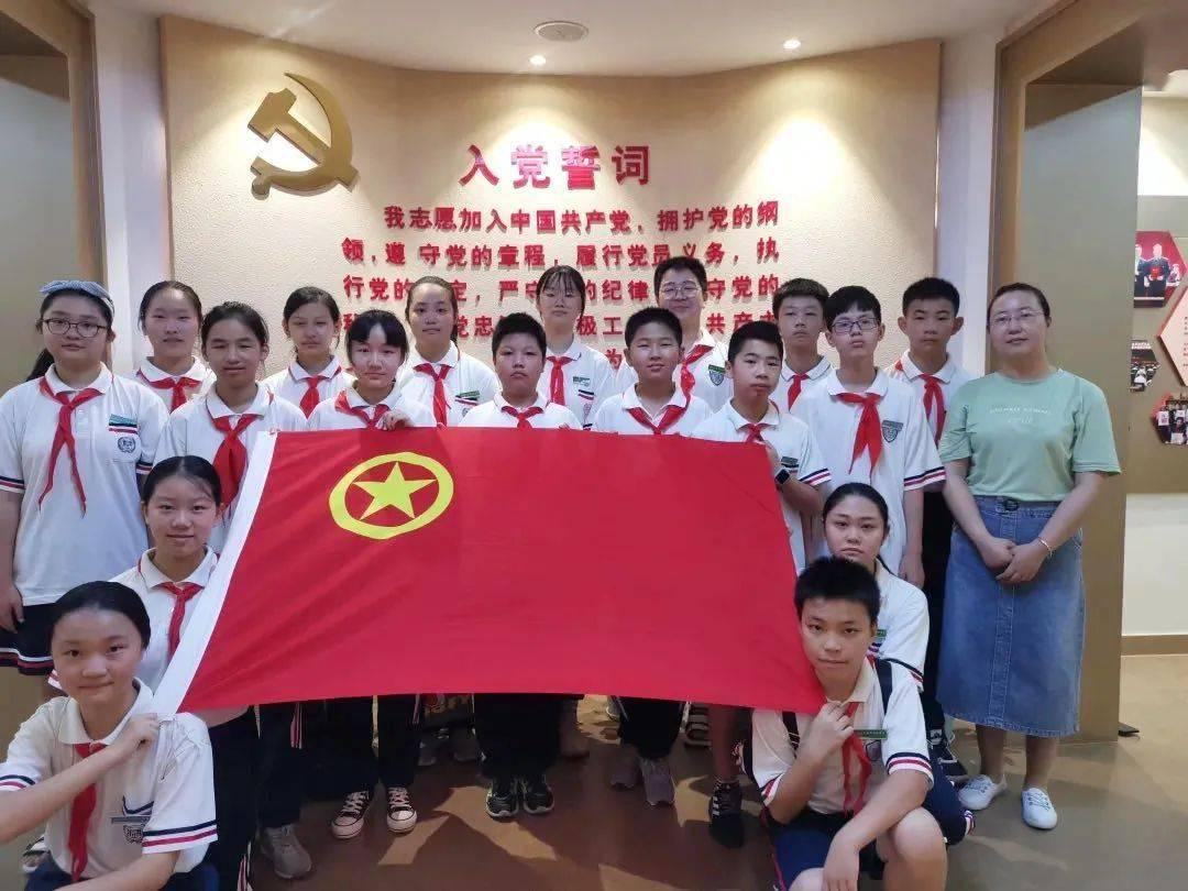 鹿晗热巴假戏真做，两人甜蜜细节被扒，关晓彤哭晕在厕所...