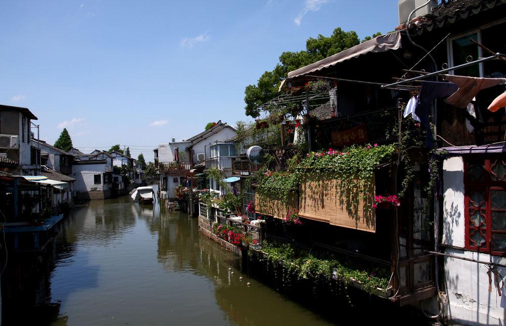 一小孩坐缆车时滑落车外悬挂空中,文旅局:小孩私自解除安全措施
